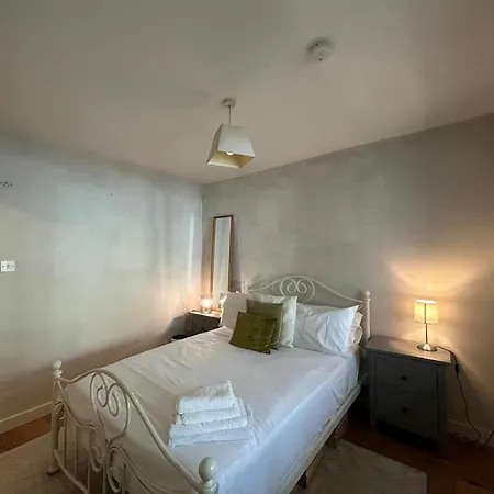 2bdr 2ba Upside Down House With Sunny Balcony *
