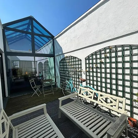 2bdr 2ba Upside Down House With Sunny Balcony Apartment