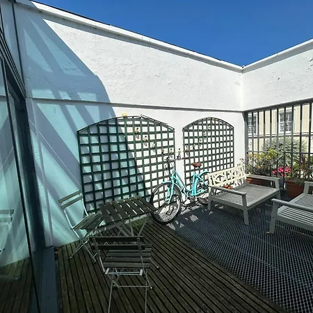 Apartment 2bdr 2ba Upside Down House With Sunny Balcony *